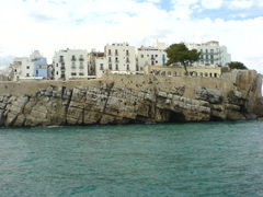 Der Fels von Peñiscola im Meer und die Stadt darauf