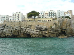 Der Fels von Peñiscola im Meer und die Stadt darauf