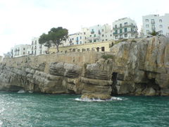 Der Fels von Peñiscola im Meer und die Stadt darauf