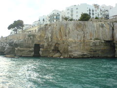 Der Fels von Peñiscola im Meer und die Stadt darauf