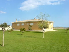 Spanisches Haus mit englischem Rasen
