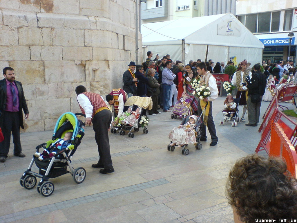 Kleinkinder in traditionellen, spanischen Trachten