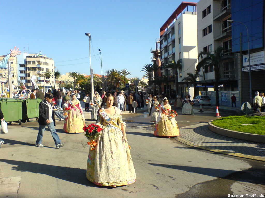 Frauen in traditionellen, spanischen Trachten