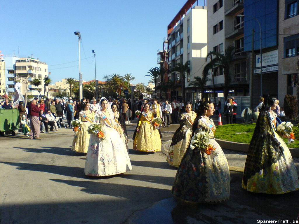 Frauen in traditionellen, spanischen Trachten.