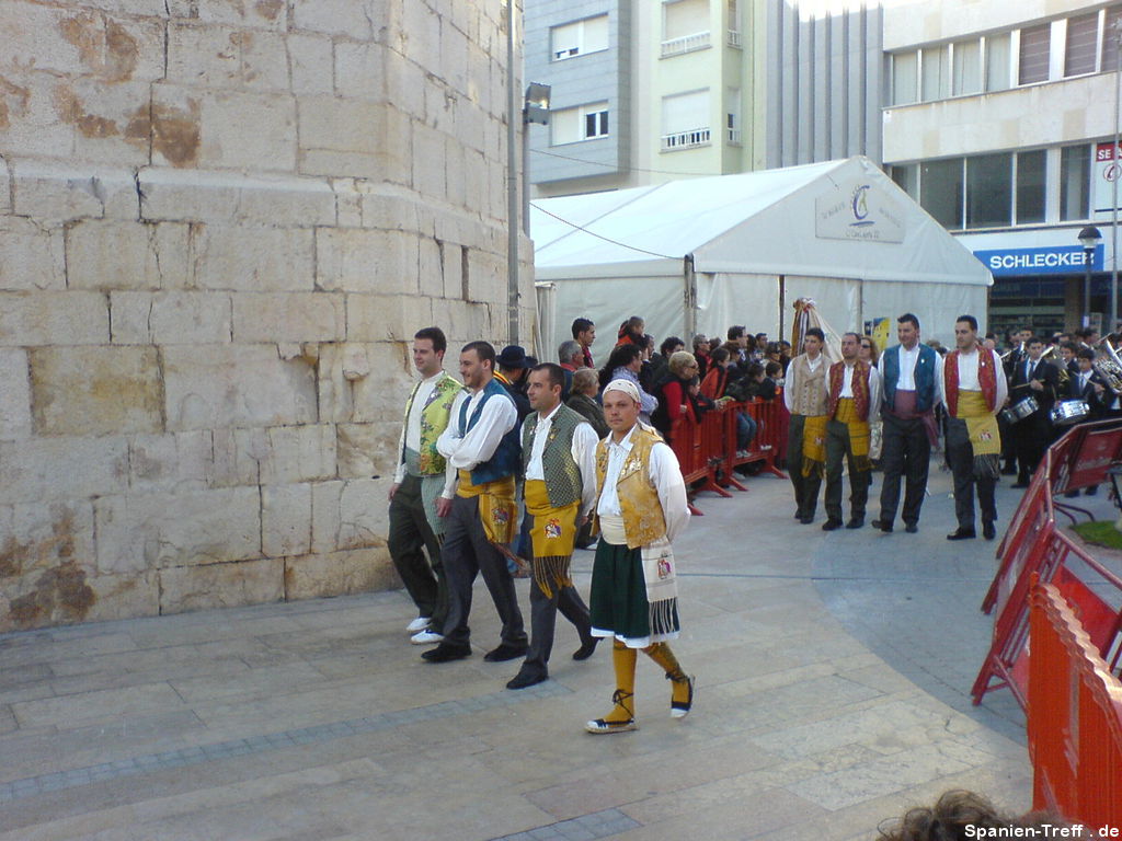 Männer in traditionellen, spanischen Trachten.