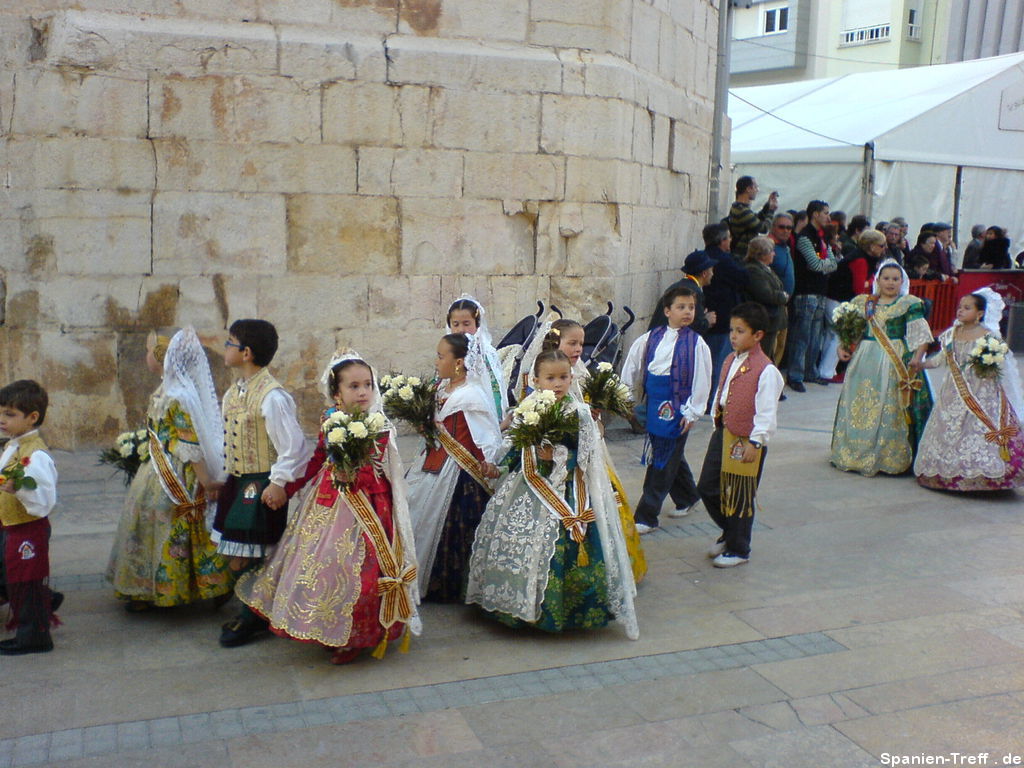Kinder in traditionellen, spanischen Trachten