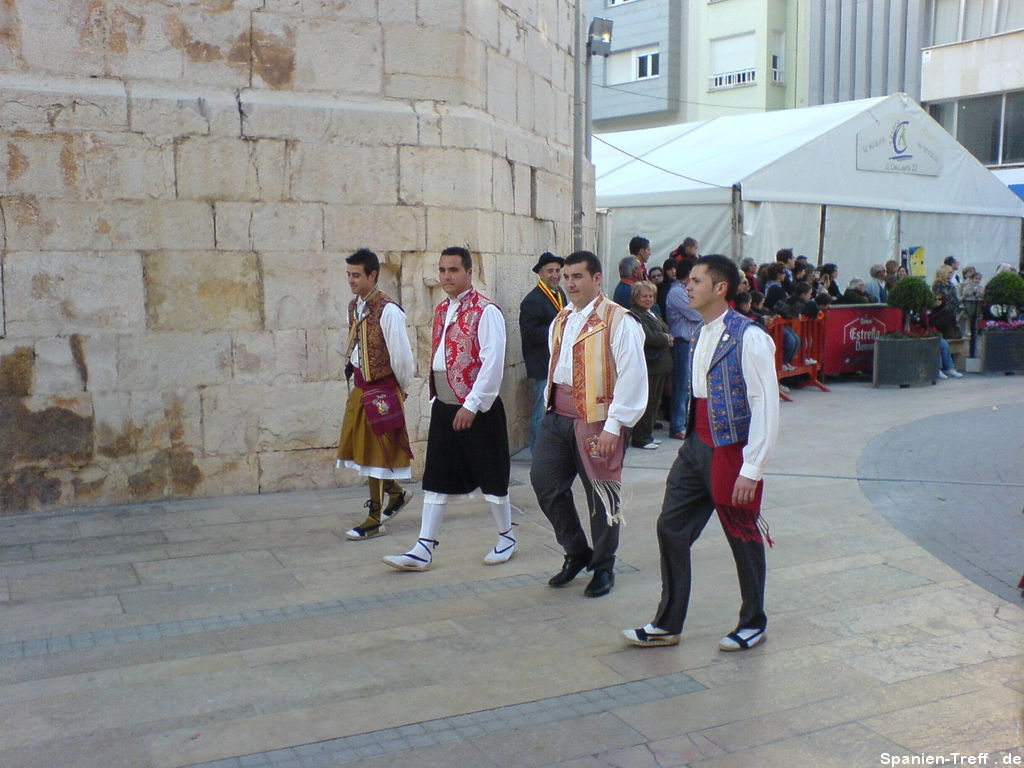 Männer in traditionellen, spanischen Trachten.