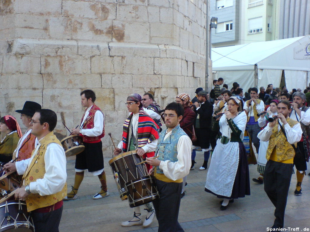 Musiker marschieren durch die Straßen