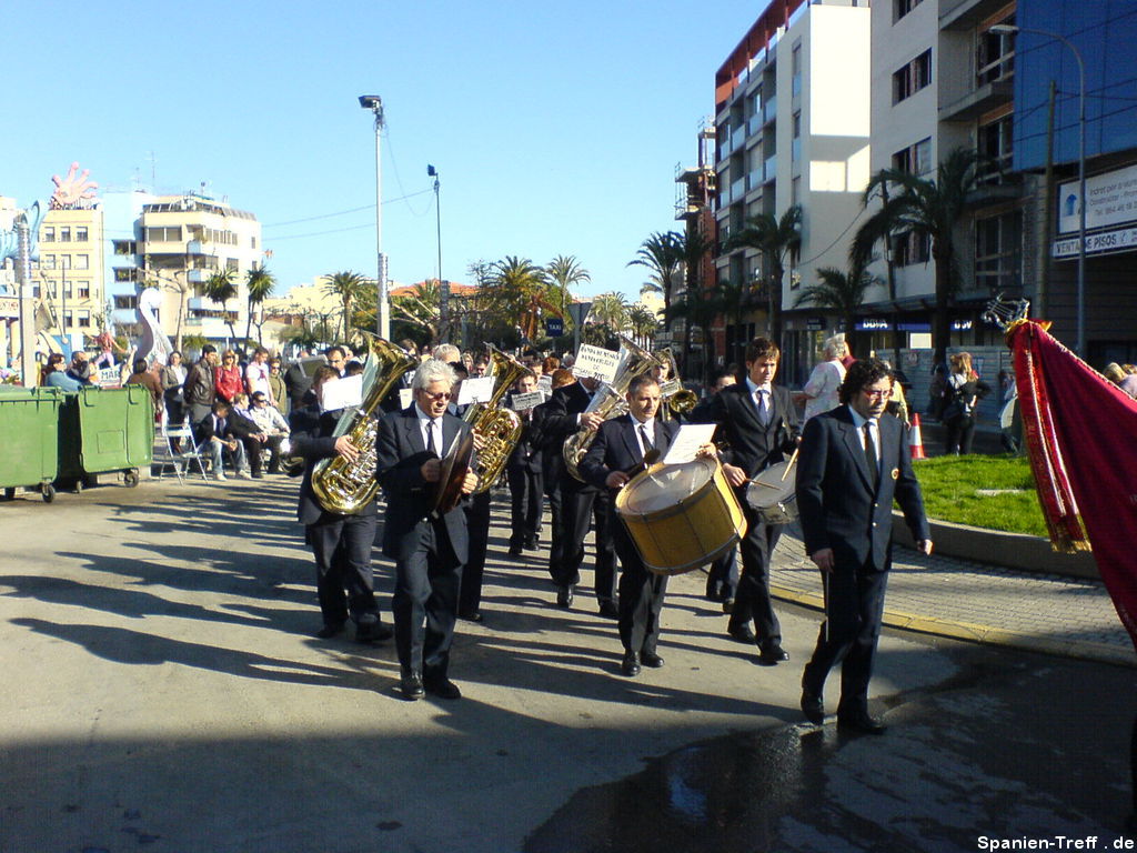 Musiker marschieren durch die Straßen