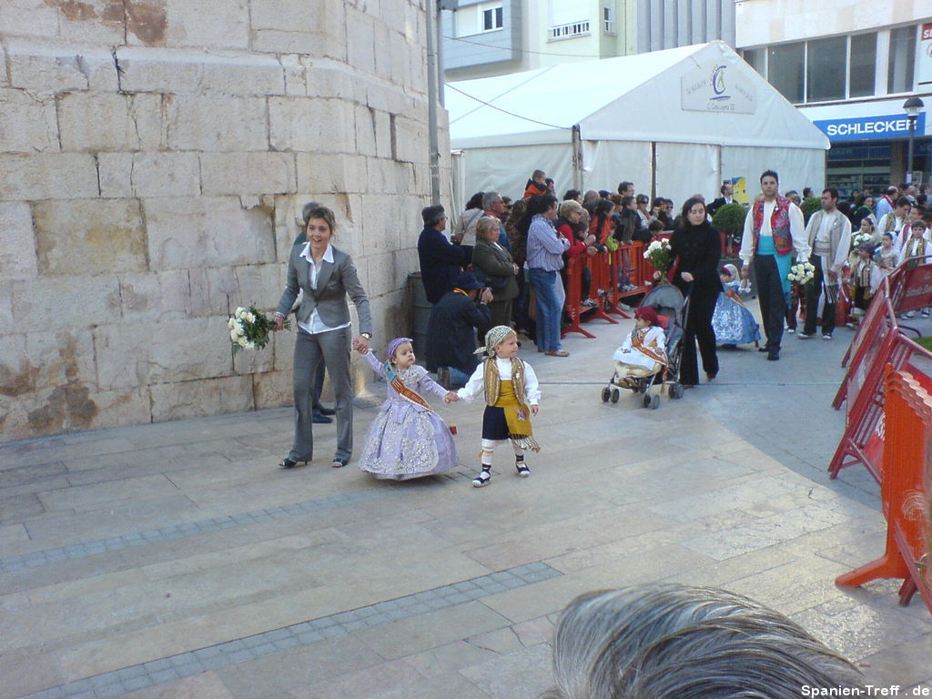 Kinder in traditionellen, spanischen Trachten