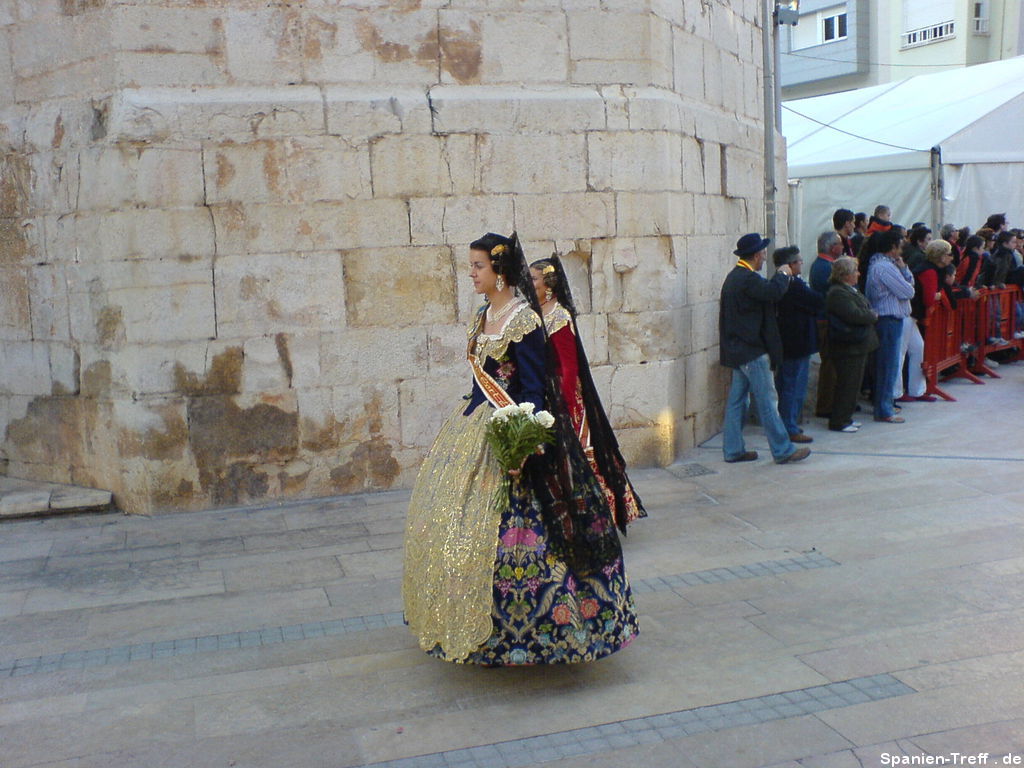 Frauen in traditionellen, spanischen Trachten.