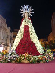 Die fertig mit Blumen geschmückte Virgen de los Desamparados bei Nacht