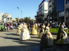 Frauen in traditionellen, spanischen Trachten.