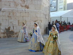 Frauen in traditionellen, spanischen Trachten.