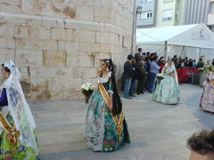 Frauen in traditionellen, spanischen Trachten.