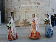 Frauen in traditionellen, spanischen Trachten.