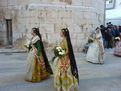 Frauen in traditionellen, spanischen Trachten.