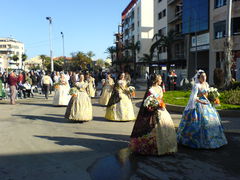 Frauen in traditionellen, spanischen Trachten.