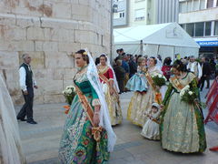 Frauen in traditionellen, spanischen Trachten.