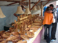 Holzgeschirr und Holzbesteck auf dem Markt aus Olivenholz