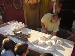 Frische Brotzubereitung am Markt