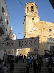 Eingang zum Iberischer Markt von Sant Miquel in Alcanar mit Kirche