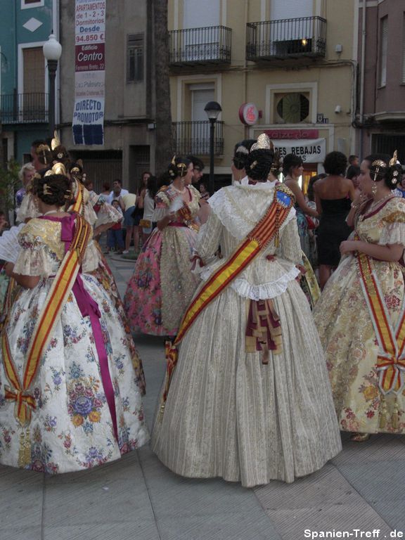 Die Damen in traditionellen, spanischen Trachten