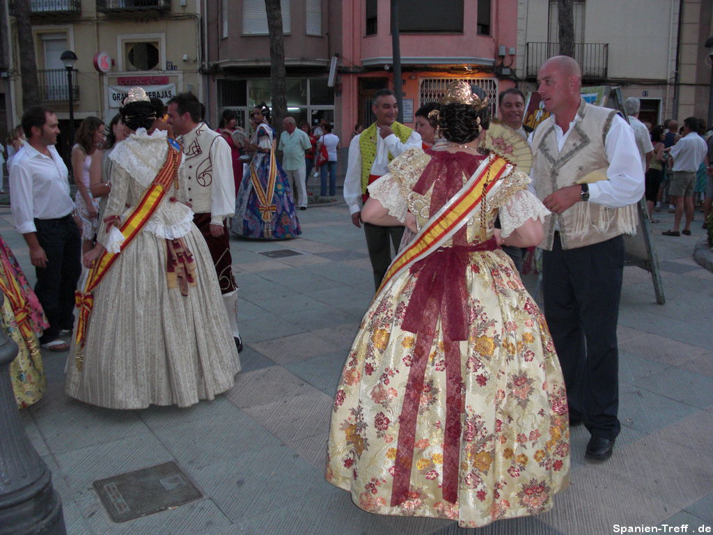 Die Damen und Männer in traditionellen, spanischen Trachten