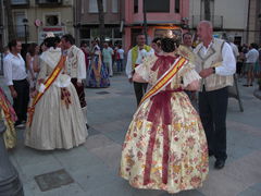 Die Damen und Männer in traditionellen, spanischen Trachten