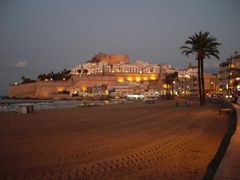 Abendansicht auf Strand und Burg