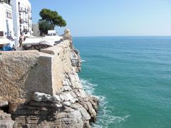 Blick von der Mauer auf die Felsen und das Meer.