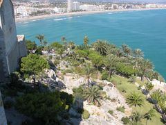 Blick auf den Garten von Papa Luna mit Strand von Peñíscola im Hintergrund.