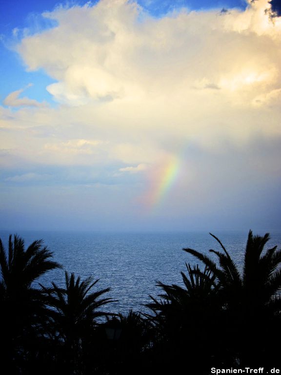 Wolke mit kleinem Regenbogen