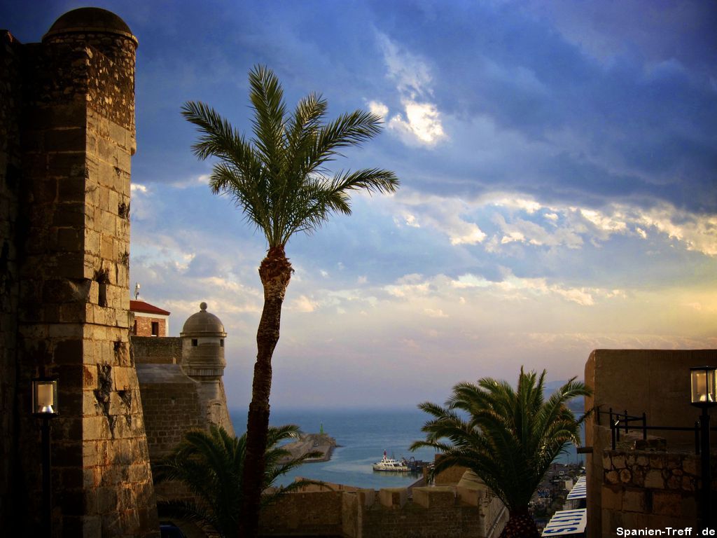 Blick auf Wolken und Meer von Peñíscola