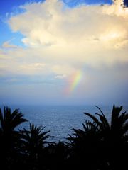 Wolke mit kleinem Regenbogen