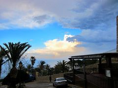 Wolken mit kleinem Regenbogen