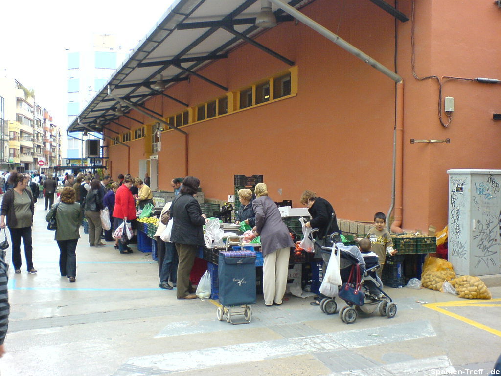 Verkaufsstände an der Markthalle