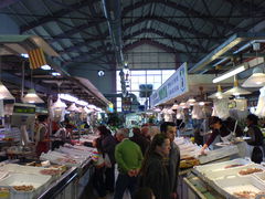 Verkaufsstände in der Markthalle