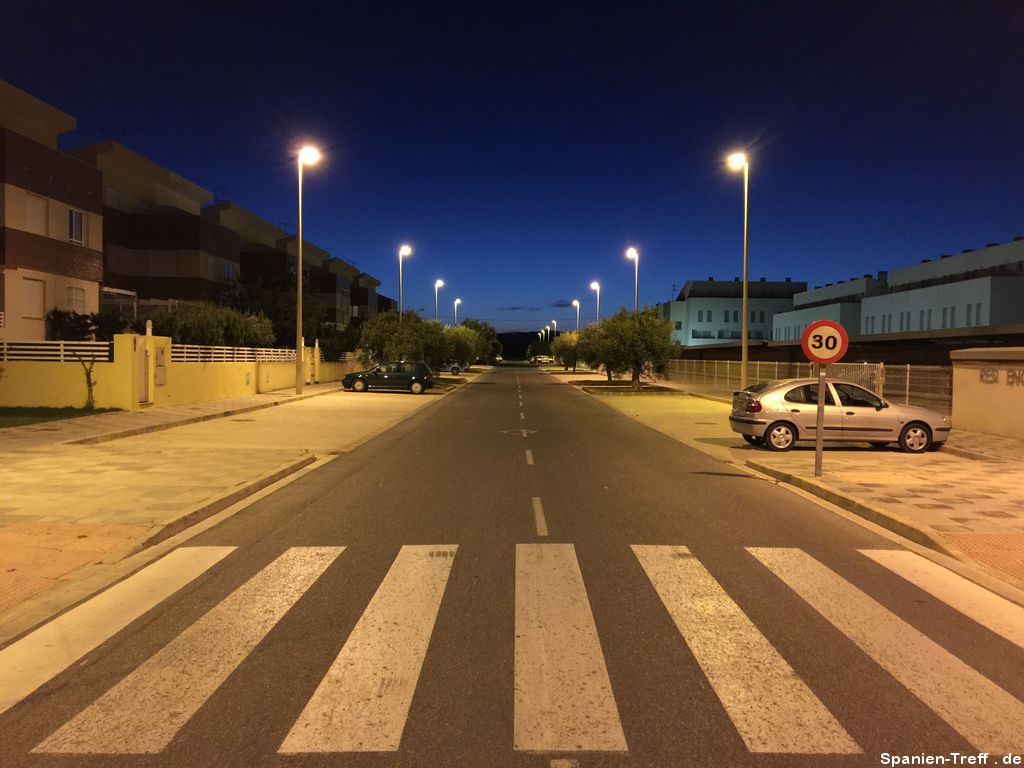 Zebrastreifen mit Nachthimmel und Straße