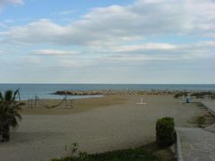 Strand mit Wellenbrecher