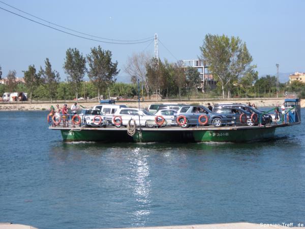 Fähre mit Autos auf dem Fluss Ebro