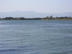 Fluss Ebro mit Ufer und Bergen im Hintergrund