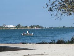 Motorboot mit Fischern auf dem Ebro Fluss