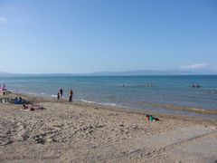 Strand am Ebrodelta mit Blick auf die Berge