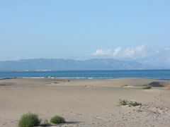 Strand mit Meer und Berge