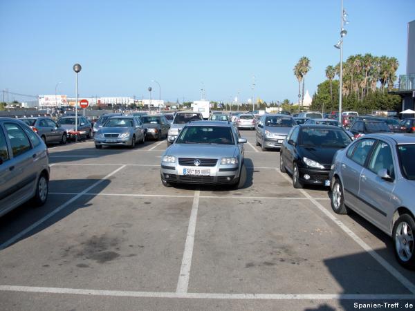 Deutscher Autofahrer macht sich in Spanien auf dem Parkplatz breit