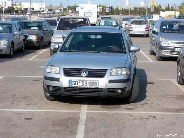 Deutsches Auto parkt in Spanien auf zwei Parkplätzen