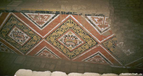 Einzelner Bauabschnitt des Tempels Huaca de la Luna mit ornamentalen Verzierungen.