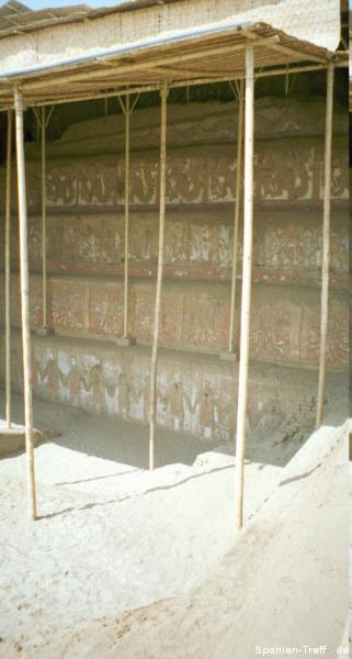Einzelner Bauabschnitt des Tempels Huaca de la Luna mit ornamentalen Verzierungen.