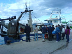 Menschen vor Fischerboot